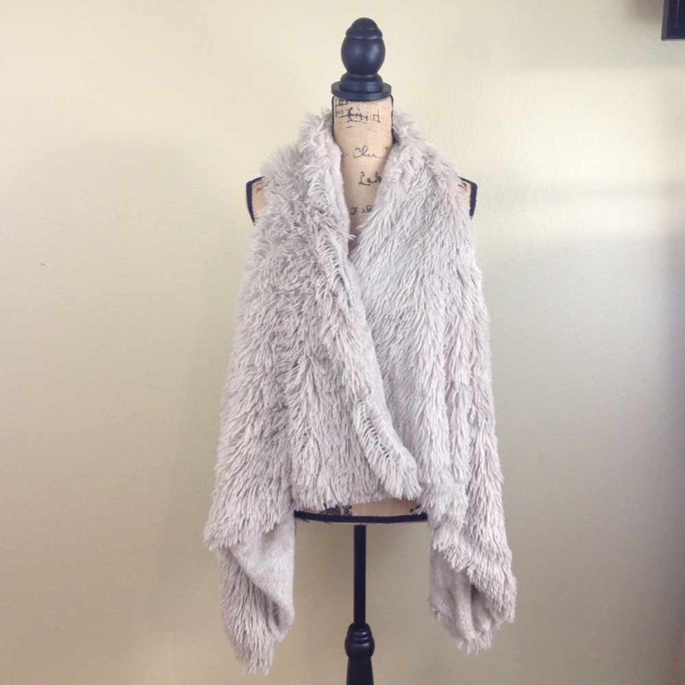 Kensie reversible nude faux fur sleeveless cape